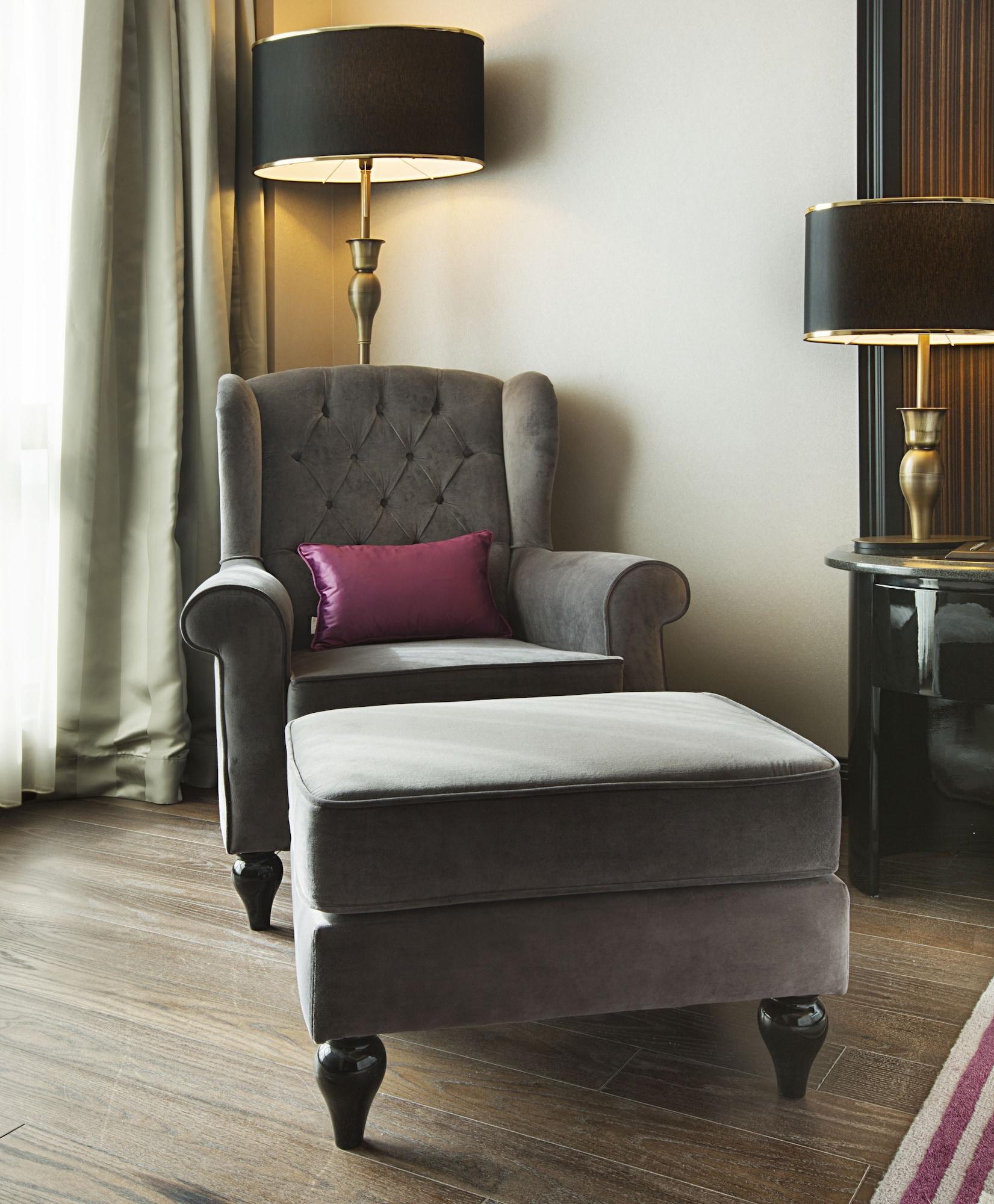 Dedeman Bostanci Istanbul Hotel & Convention Center Екстер'єр фото A chair with a footstool